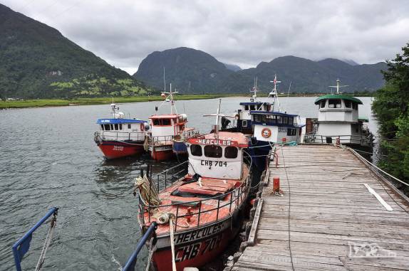 Pequenos barcos em marina de Puerto Aysen, o principal porto nessa região do sul do Chile